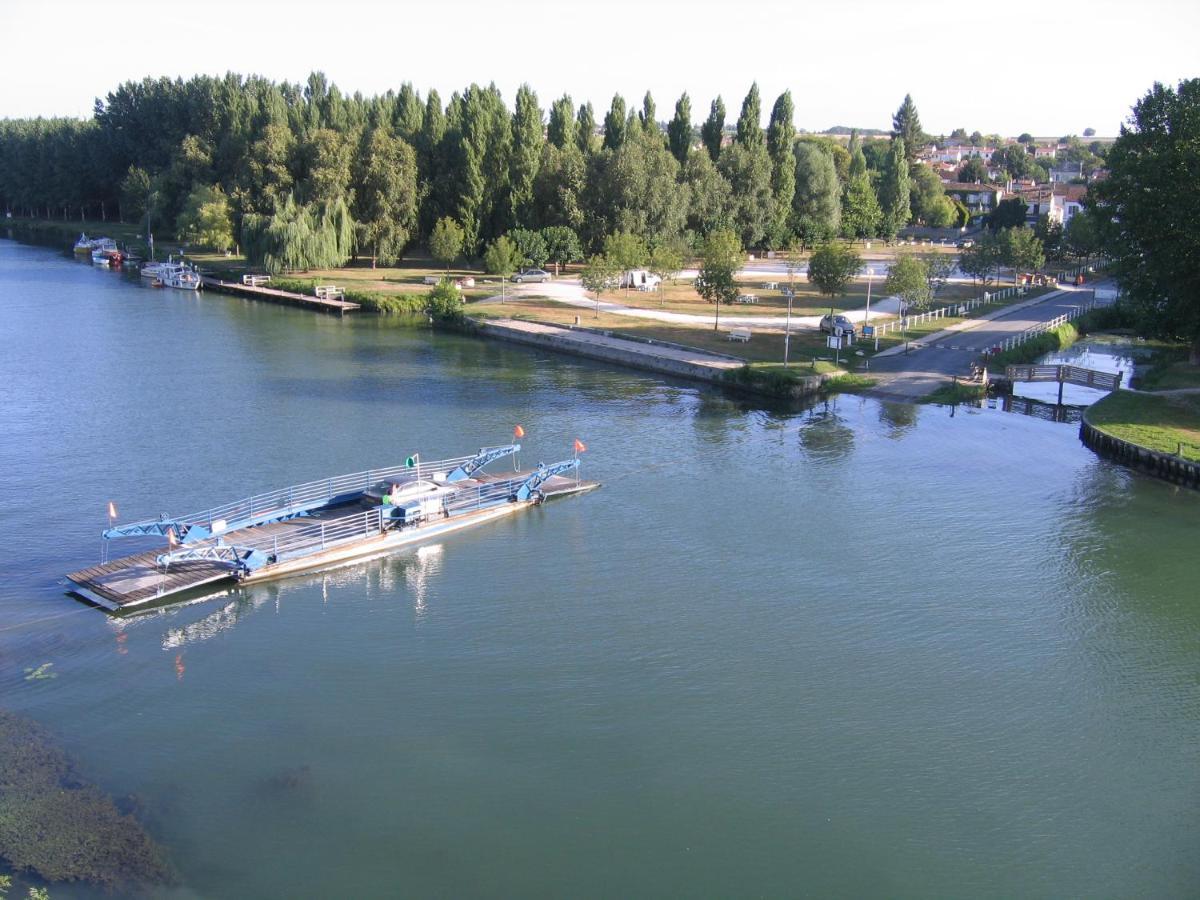 Camping Belle Riviere Chaniers Buitenkant foto