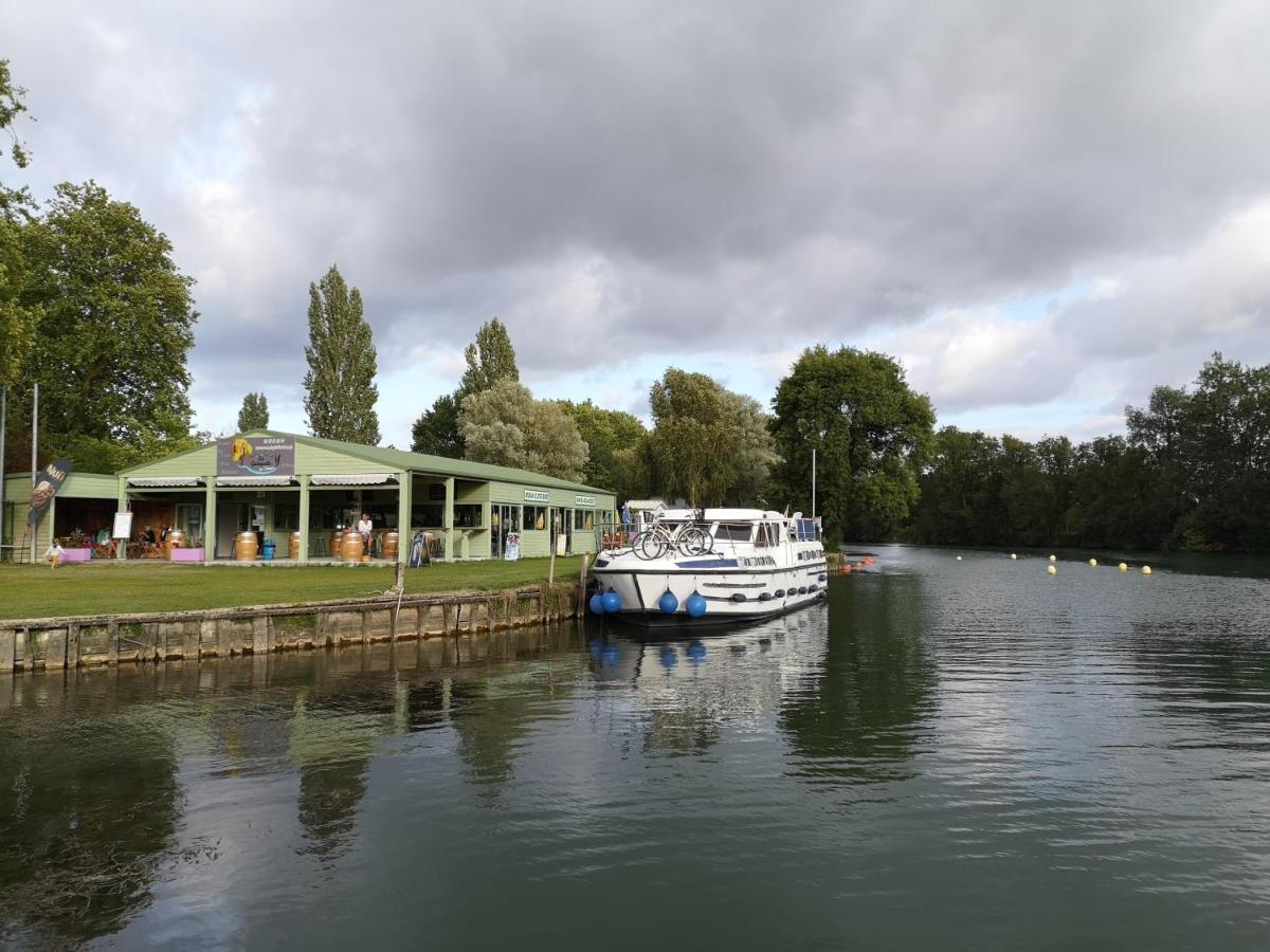 Camping Belle Riviere Chaniers Buitenkant foto