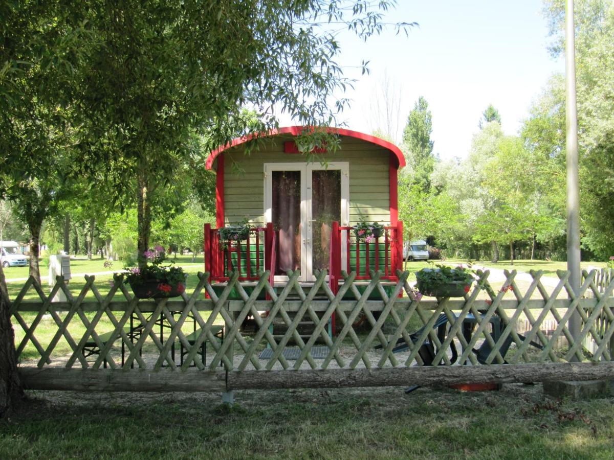 Camping Belle Riviere Chaniers Buitenkant foto