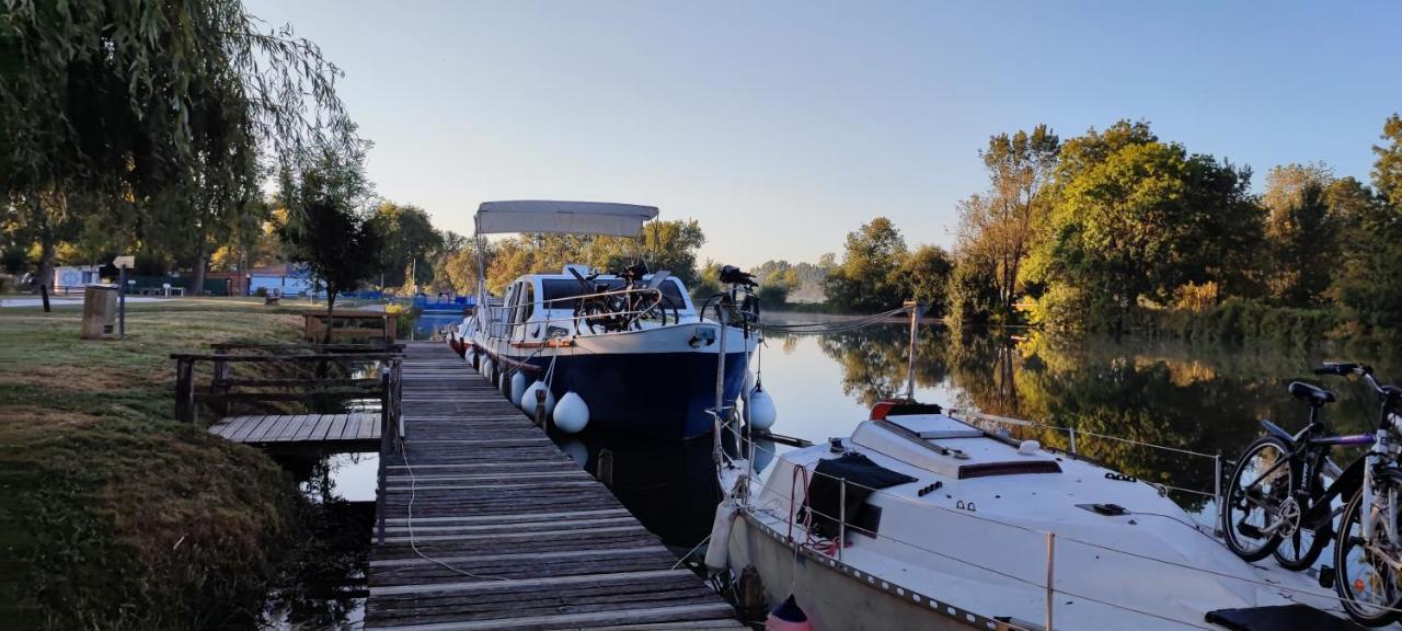 Camping Belle Riviere Chaniers Buitenkant foto