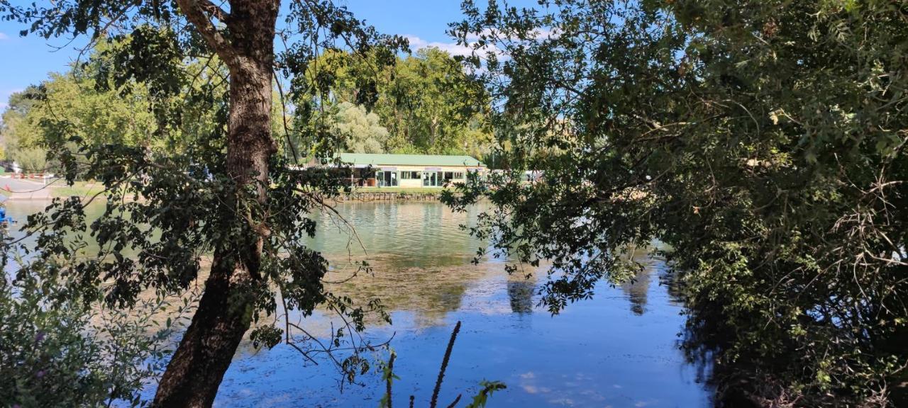 Camping Belle Riviere Chaniers Buitenkant foto